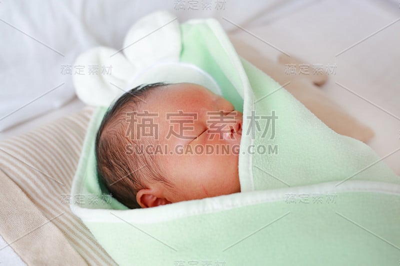 特写脸的新生亚洲婴儿在毛毯。