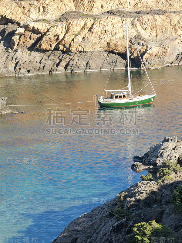 地中海海湾上的船只。西班牙