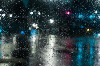 散焦的灯光，城市，夜晚，雨