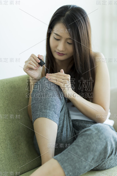 年轻女子修指甲