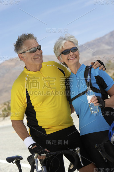 一对夫妇外出骑自行车