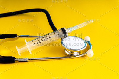具有医学概念的听诊器和注射器。