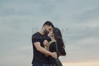 新婚夫妇拥抱