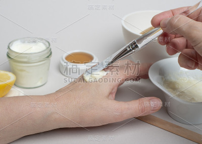 女士试用土豆面膜。自制护肤品。