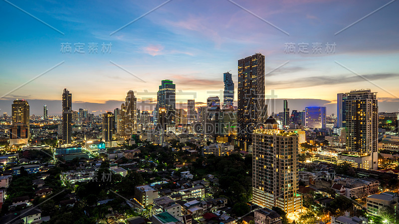 曼谷城市-鸟瞰图曼谷市中心城市景观城市天际线在晚上，风景泰国