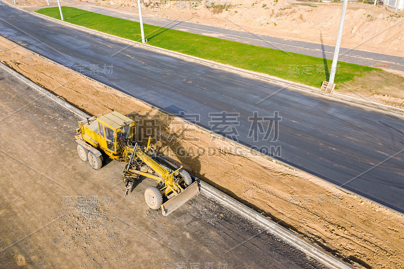 道路施工现场的平地机。鸟瞰图