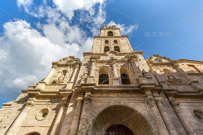 古哈瓦那著名的旧金山广场(Plaza de San Francisco de Asis)，以附近的圣