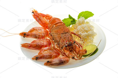 多刺的龙虾、虾和米饭