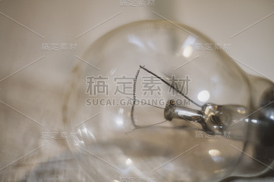 木桌上的底座灯在背景上发出耀眼的光