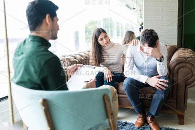 夫妻与心理学家讨论他们的问题