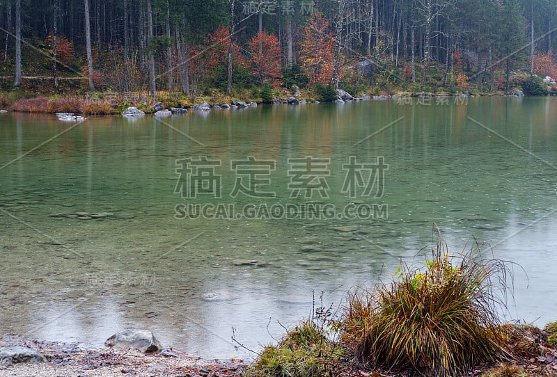 阿尔卑斯山秋季湖腹地，贝希特斯加登国家公园，德国，阿尔卑斯山，巴伐利亚，德国。