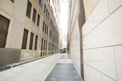 两幢现代办公楼之间的小巷，广角镜头