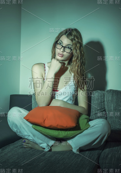 漂亮女孩看电视