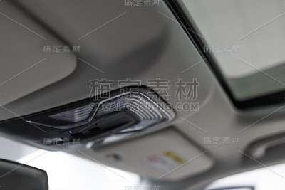现代汽车照明仪表盘。豪华汽车仪表集群。汽车仪表盘的特写镜头。现代汽车内饰仪表盘。汽车的内部灯在天花板