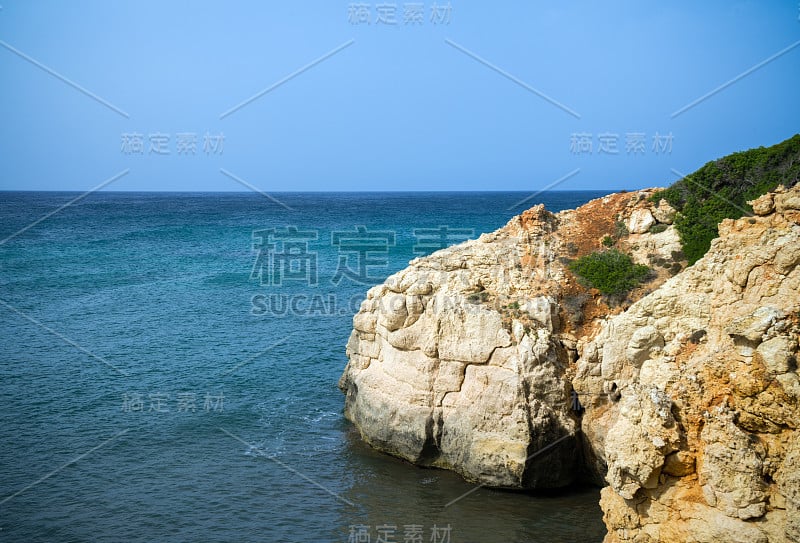 地中海海岸的景观和岩石的绿松石海水