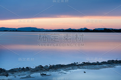 西班牙福门特拉塞斯萨林斯自然公园的埃斯塔尼普德特日落。