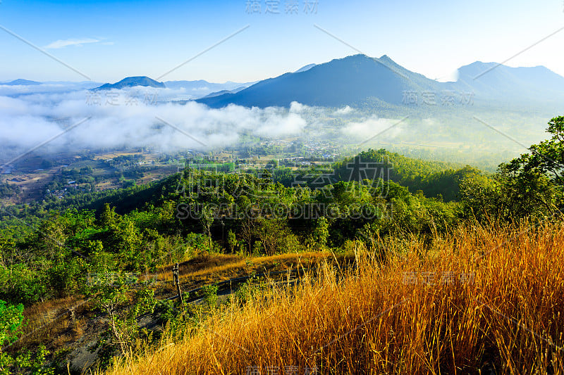 泰国北部的山景，日出和薄雾