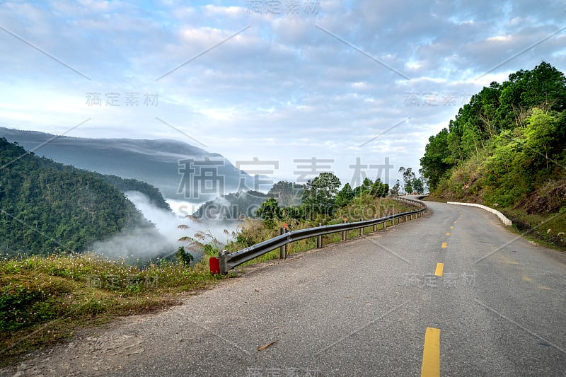 清晨胡志明公路上美丽的风景在越南顺化省的山区