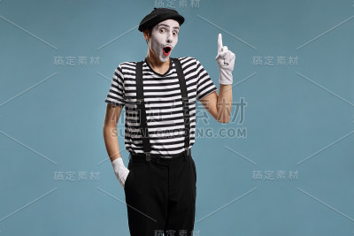 用他的手指做手势，得到一个想法