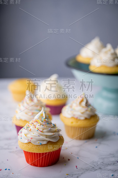 大理石桌上的小蛋糕
