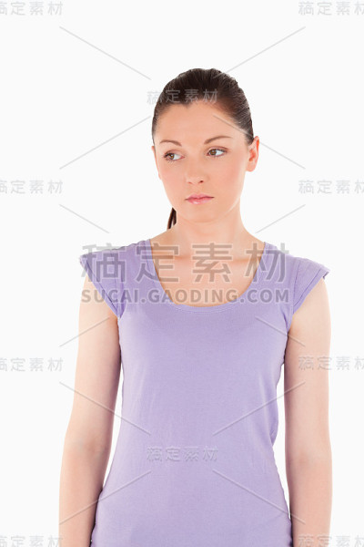悲伤的女性站着摆姿势