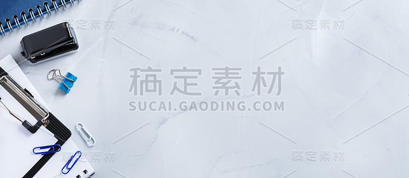 各种学校用品，蜡笔，笔