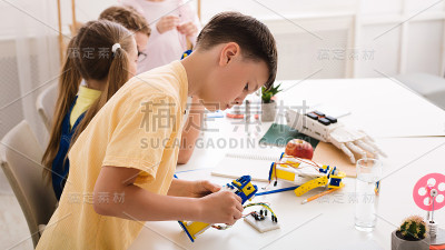 机器人教育。聪明的少年建造diy机器人
