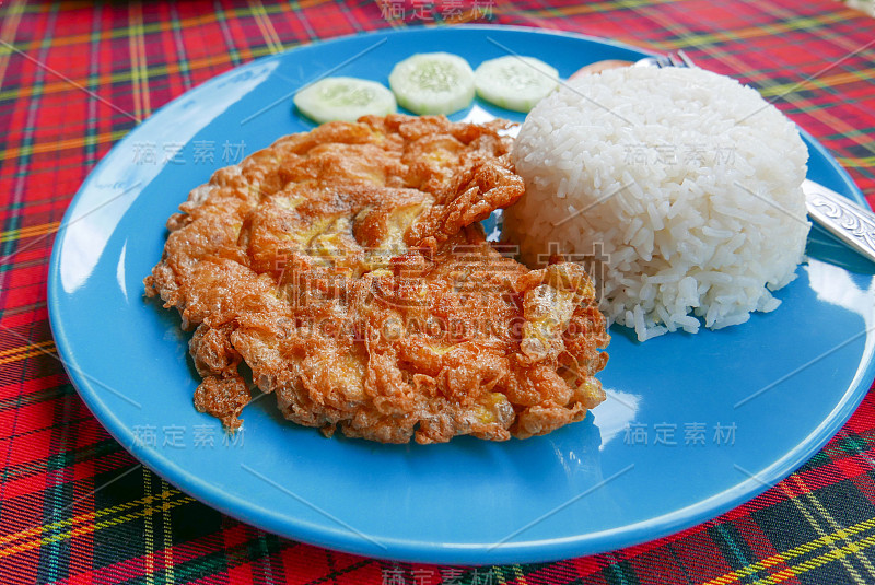 猪肉煎蛋卷配米饭