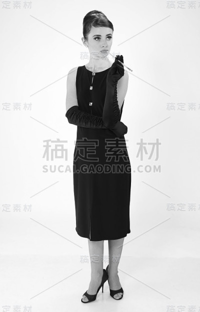 美丽的年轻女子在复古风格