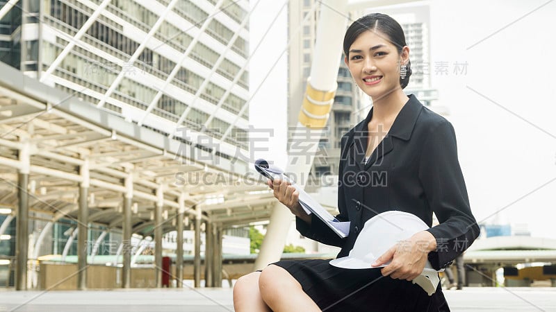 女商人坐在自信和建筑头盔