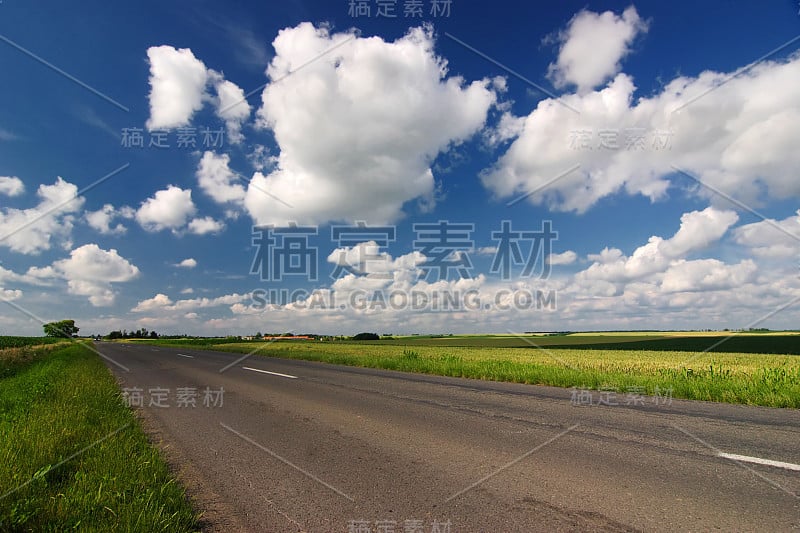 空的道路穿过乡村与云彩