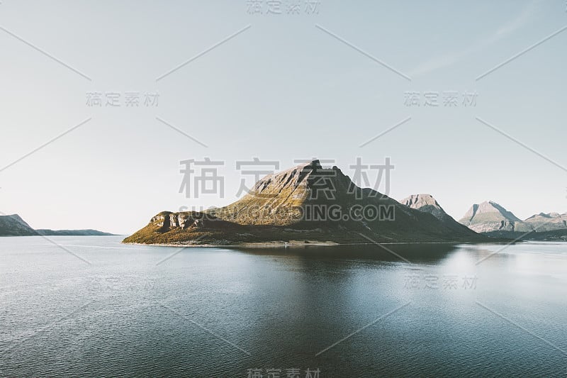 山脉和峡湾在挪威的景观旅游风景斯堪的纳维亚自然美丽的目的地简约风格的风景