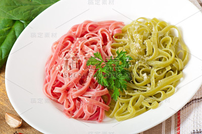 色彩缤纷的奶酪意大利面