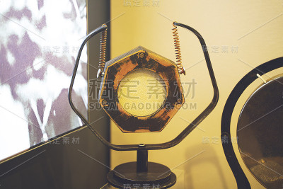 复古无线电麦克风与彩色背景