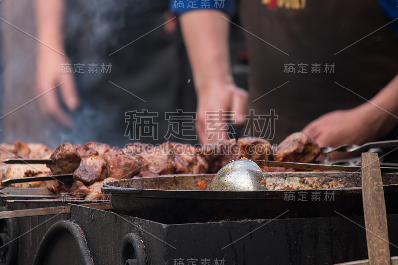 烧烤架，烤肉串在户外的火盆上