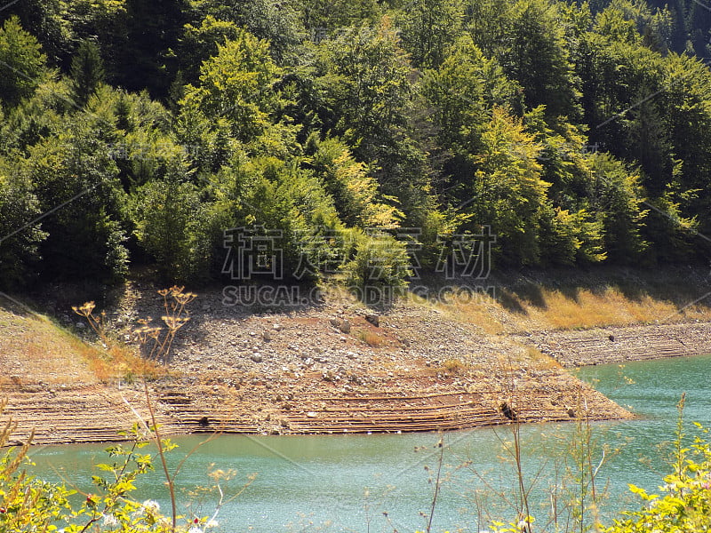 景观以侵蚀湖岸水库、人工湖和山林环抱