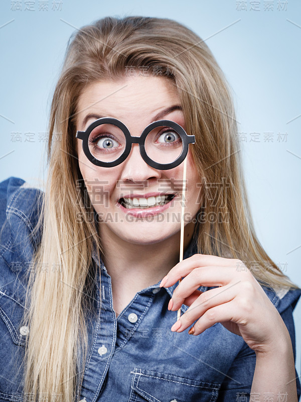 快乐的女人拿着假眼镜