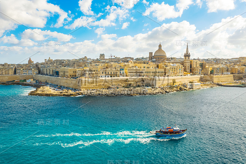 马耳他首都瓦莱塔的鸟瞰图。地中海的旅游船。蓝色的天空