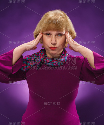 头疼的可怜女人