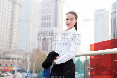 穿着白衬衫的漂亮女孩，职业女性