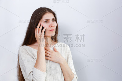 一个痛苦的年轻女子在打电话的照片