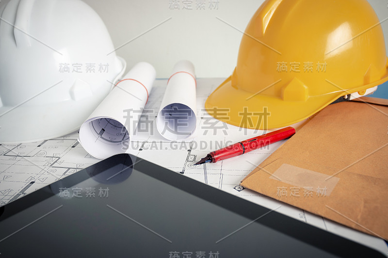 建筑师的办公室在设计办公室有蓝图，安全帽和建筑师的工具。