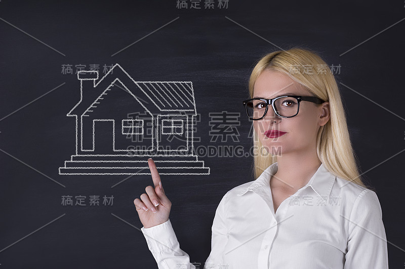 女商人在黑板上展示房子