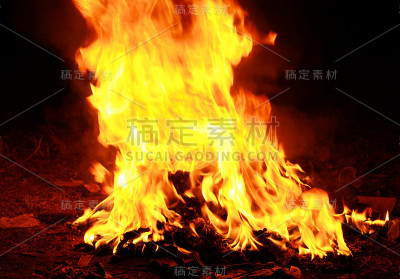 夜晚燃烧着金色的火焰