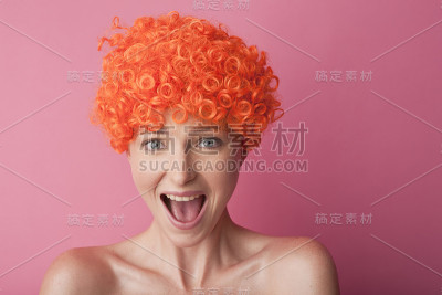 一头红卷发的年轻女子
