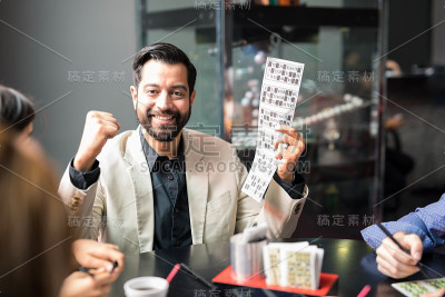 一个在赌场赢了宾果游戏的男人