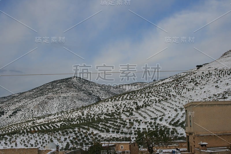 雪在库尔德斯坦的一个小山村