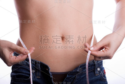 女人在量腰围