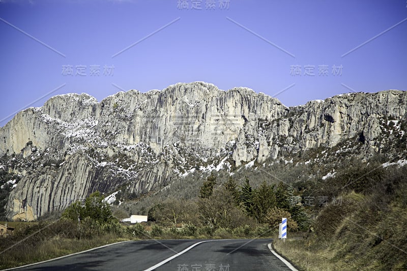 高速公路之间的山脉