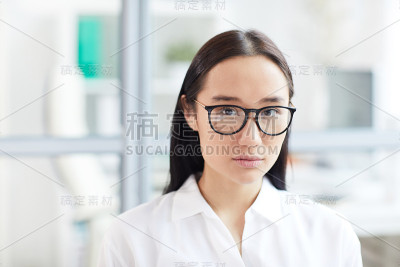 年轻的亚洲女性在办公室